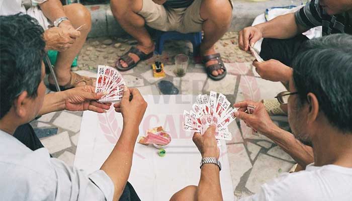 Playing Tổ Tôm cards